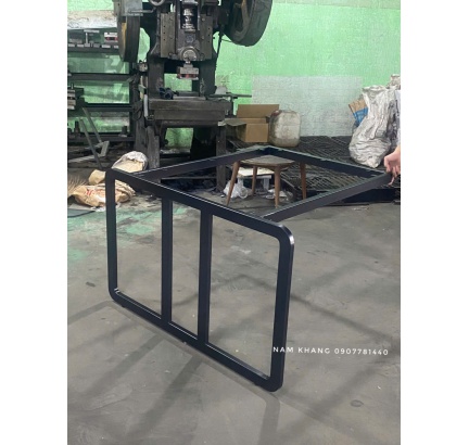 Chân bàn làm việc cụm 2 (1 khung chạm đất bên kia gác lên tủ gỗ)