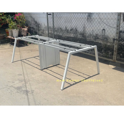 chân bàn làm việc  cụm 4 - hộp giữa đi dây điện